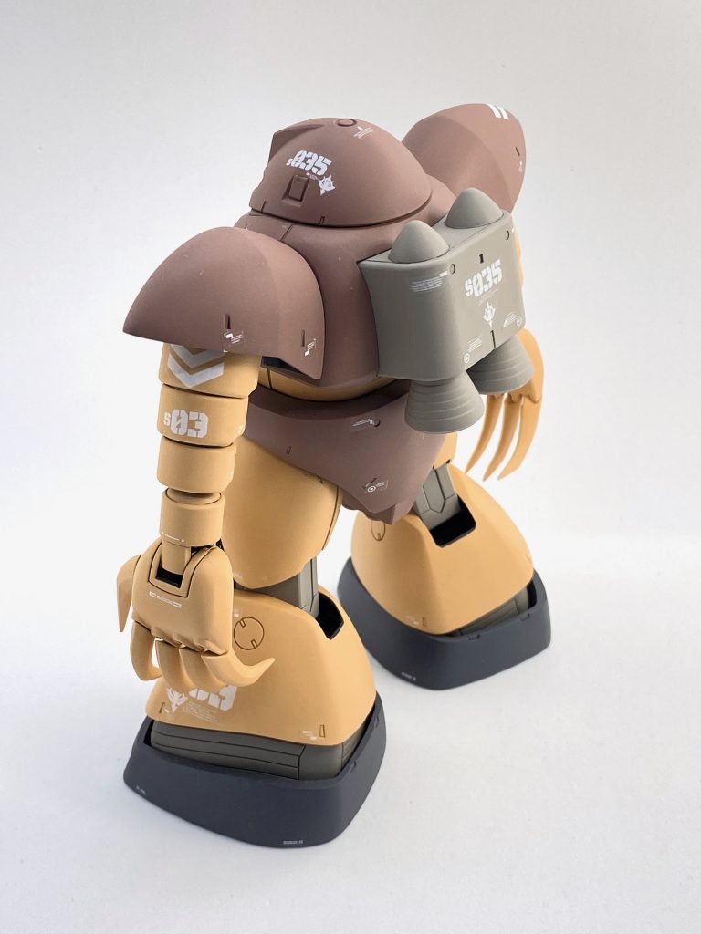 頭頂部射出口と側頭部メーザー砲口はうるさくならない程度にもうひとアレンジ欲しかったので、ディテールアップパーツからディテールを削って(???)貼り付けました。