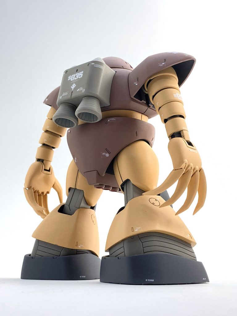 一見アニメカラーっぽいようで黄色は黄土色というよりオレンジに近く、茶色はだいぶ明るく淡いトーンに振って調色しました。装甲の「裏地」はシャープさを出すためエナメルのグレーを筆塗りして、溶剤でフチのはみ出しを拭き取っています。