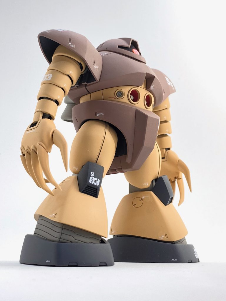 腹部メガ粒子砲は根元で切断して、WAVEのディテールアップパーツに差し替えました。横の魚雷ハッチもWAVEのパーツです。シャープになって塗装も楽で一石二鳥。