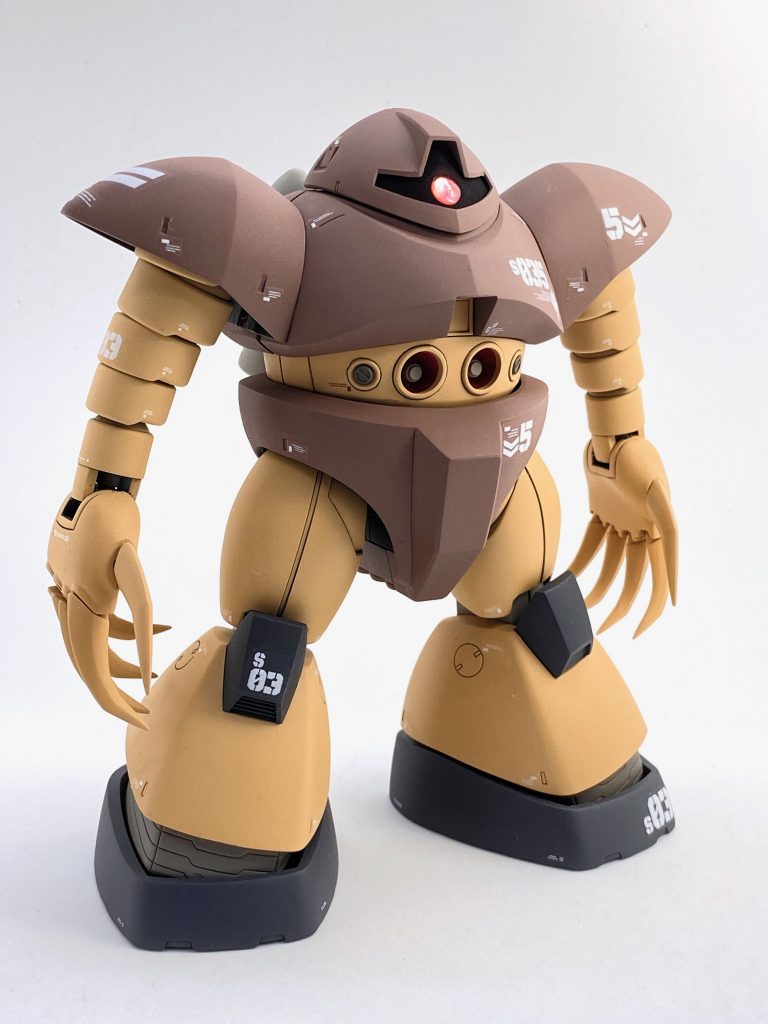 キットの爪は安全基準上かなりゆるく造形されている上にボールジョイントが丸見えで、しかも真横には合わせ目が出るしABS樹脂製……どう手をつけるか迷いましたが、爪の可動はあきらめてボールジョイントと合わせ目をパテで埋めて、全部の指を削って尖らせました。