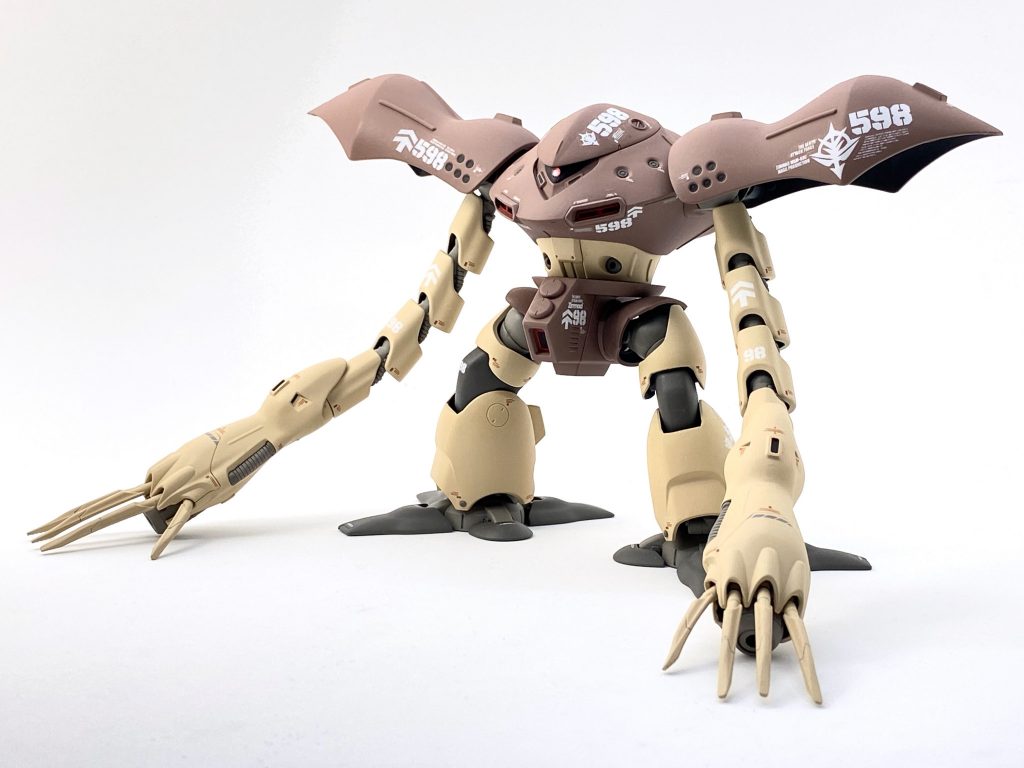 苦労もしましたが、組んでみれば納得のプロポーションとアレンジで満足のキットです。並べて組むとよく分かるゴッグとの意外なデザインの接点も大いに楽しませてもらいました。カラーレシピ:茶:調色(ガイアノーツ 222 オキサイドレッド+CB-13 カーキ+073 ニュートラルグレーⅢを2:1:1)黄:クレオス 313 イエローFS33531黒:調色(ガイアノーツ 074 ニュートラルグレーⅣ+タミヤ XF-57 バフを1:1)フレーム:調色(ガイアノーツ 073 ニュートラルグレーⅢ+074 ニュートラルグレーⅣ+タミヤ XF-57 バフを2:1:3)モノアイレール:クレオス フィニッシングサーフェイサー1500ブラックディテールの赤:タミヤエナメル XF-7 フラットレッド装甲裏地:タミヤエナメル XF-63 ジャーマングレイ腹部キャノン:調色(タミヤエナメル XF-53 ニュートラルグレイ+XF-57 バフ)※黒・フレームのタミヤ XF-57 バフはラッカー塗料ではなくエナメル塗料を使用(非推奨です)