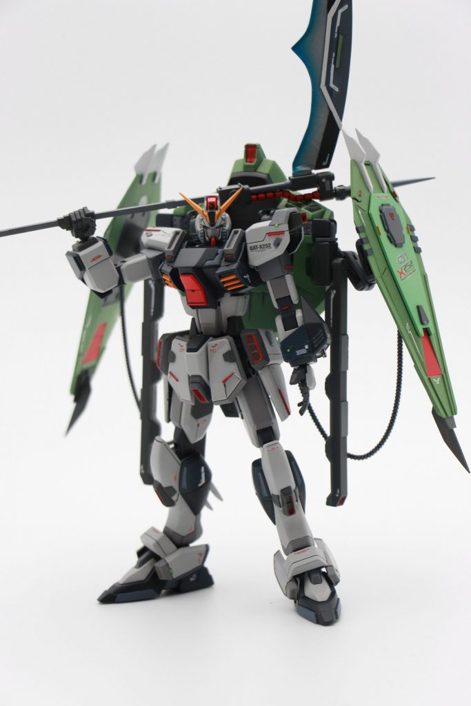 大型カマ装備ということで、某死神ガンダムっぽいポーズも。後で気づきましたが刃が下向きが正解でした。全体として背負いものとカマを大型化したので、自立は安定しませんが、それでもお気に入りの１体になりました。