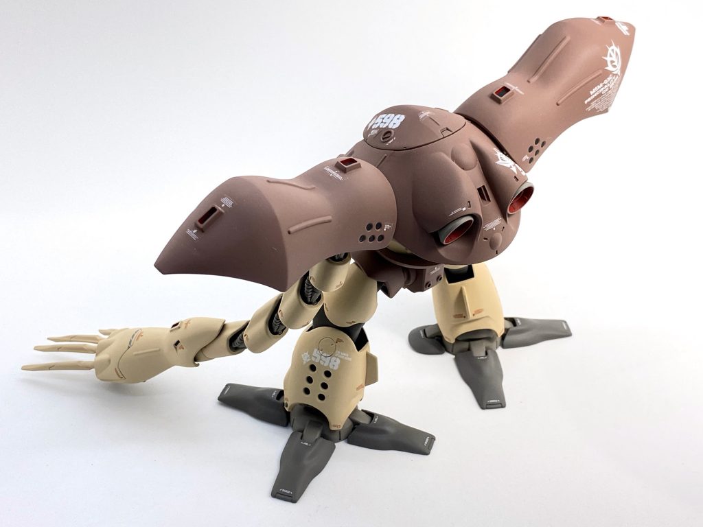 肩上面にあるようなダクト状のディテールは、アニメ設定風に「内側フチ」が赤で「底」が黒になるよう、エナメル赤で塗った後で黒いカッティングシートを貼りました。足ヒレの黒とフレームのグレーは明るい色なりに微妙な明度差をつけたんですが、かなり目が良くないと区別できないのかも。