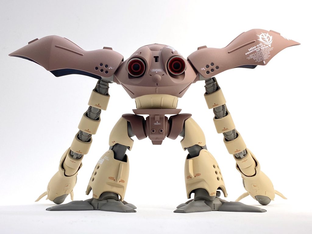 形状や構造上かなり大量に合わせ目が出るキットなので、自分のテクが許すかぎりは合わせ目処理しています。特に腕部のフレームはABS素材なので接着剤で溶かせず、パテ盛りでなんとか対応しました。合わせ目消しをしてるとところどころ棒状の凸モールド(腰に並んでるようなやつです)が消えちゃうので、そういう時はプラ棒のエッジをヤスって貼り付けています。「腕の腹」にあるハッチ状のディテールも消えちゃったので、せっかくなのでより設定画に寄せた形状にモールドを彫り起こしました。