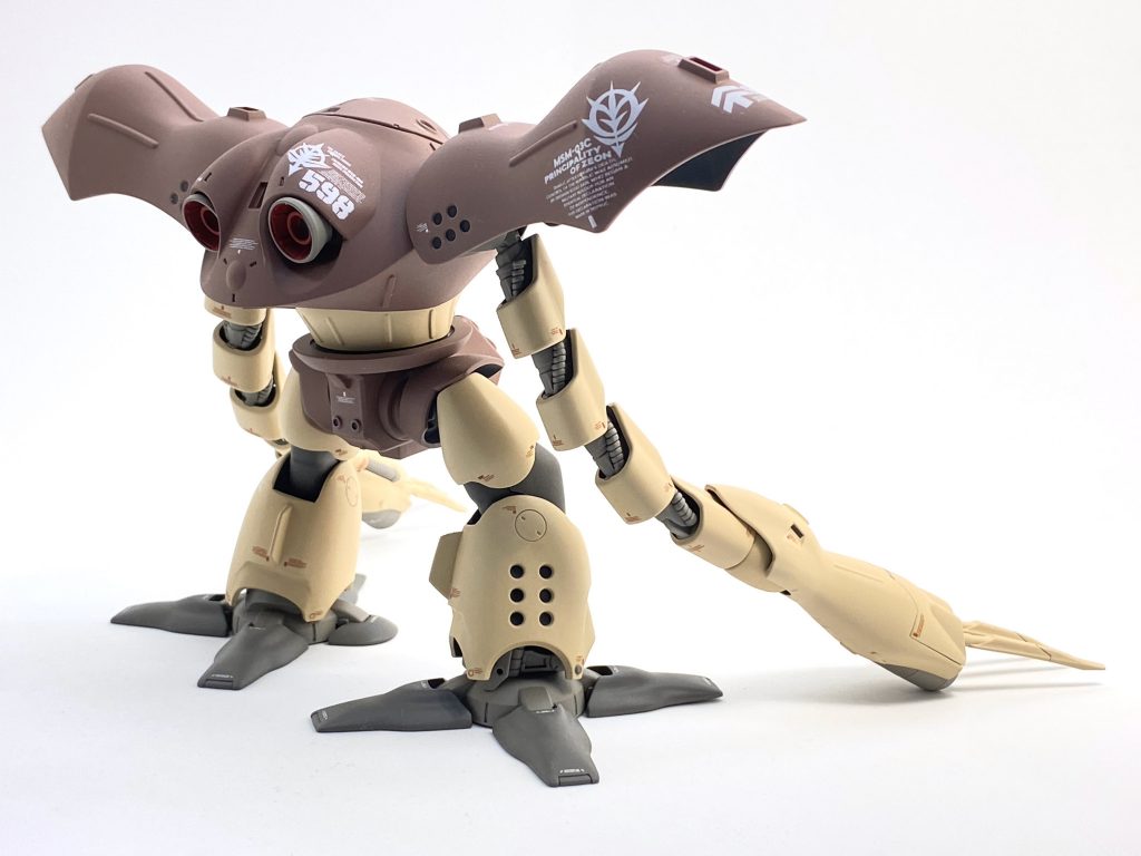 個人的には脚や肩の「ブチ穴」は穴だとは思ってないものの、アニメや設定画のぽっかりした黒塗り感が好きなので、黒いハッチとして1点ずつアーティフィシャルホールを貼りました。塗りつぶすよりも「穴のフチ」がしっかり残ってセクシーな見栄えになると思ったのですが、いかがでしょう?