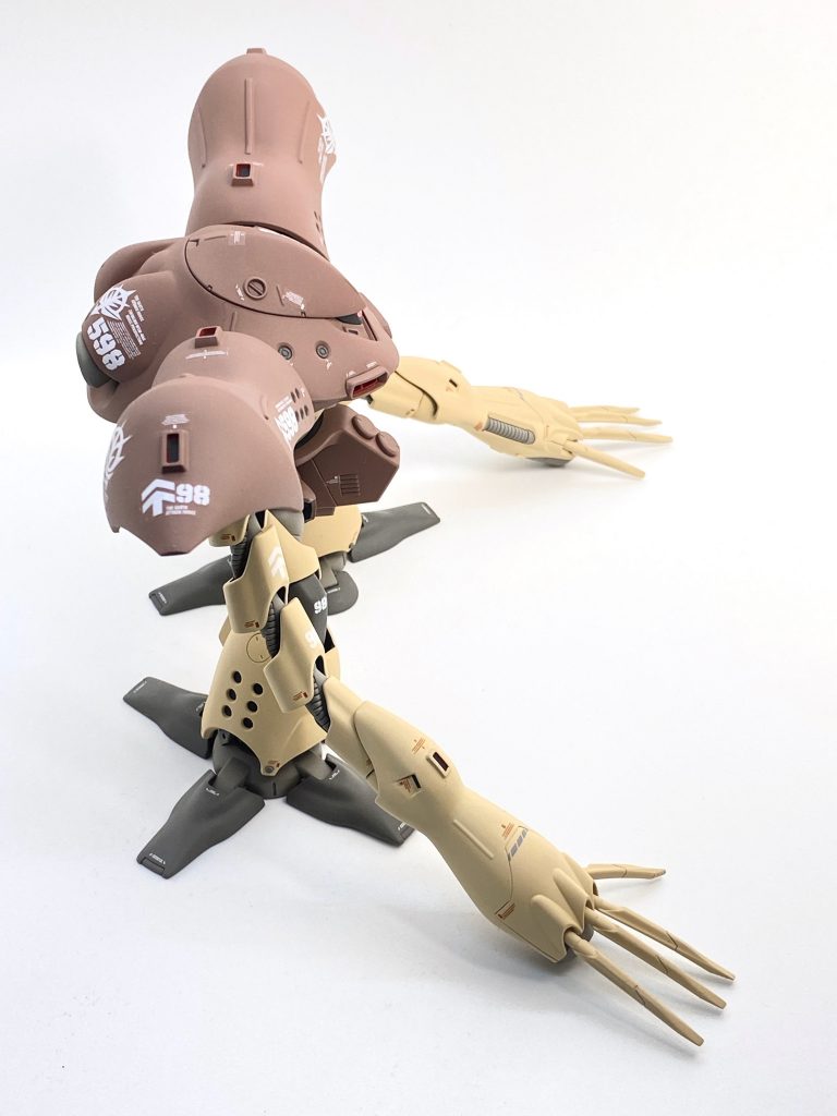 爪を挟み込む構造上、手の甲にパネルラインが出るのはいかんともしがたかったので、逆にパネルラインとして説得力が出そうなコーションを貼りました(巻き込み注意?)。あちこち見え隠れする装甲の裏地には、エナメル黒で念入りにカゲを塗っています。はみ出しを溶剤で拭き取るだけとはいえ量がけっこう多い……!