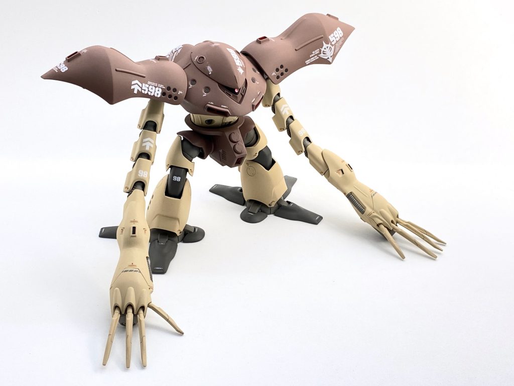 胴体と顔のさかい目は微妙にヒケたラインやスキマが多いので(伝わりづらそ〜、興味ある方は素組み写真の顔部アップなど探してみてください)、パテとヤスリで注意深く調整しました。キットのモノアイは一段奥まって造形されてそれはそれでカッコいいものの、個人的な解釈で顔下部とほぼツライチになるようモノアイレールをパテで成形しました。モノアイはメタリックシールの上にHアイズを貼ってますが、モノアイの位置が前に出たおかげで光をきれいに拾いやすくなりました。