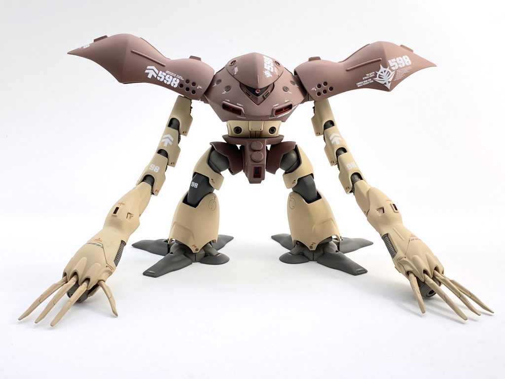 腰の突き出し上面にある「2枚の皿」はキットでは一体成形でエッジがナメてしまっていたので、削り落としてWAVEのディテールアップパーツを貼りました。魚雷発射口はバイスで深くえぐって、ジーレップを貼ってハッチにしました。ディテール感もあって塗り分けも簡単になりますが、小さすぎて何度も落としました……。マーキングは工業製品的・ジオン的にこうかなという組み合わせを、ZEONOGRAPHYを参考に「文字と文字でロゴを作る」感覚で自製。仮貼りしたメンディングテープに鉛筆でアタリを取って採寸しています。