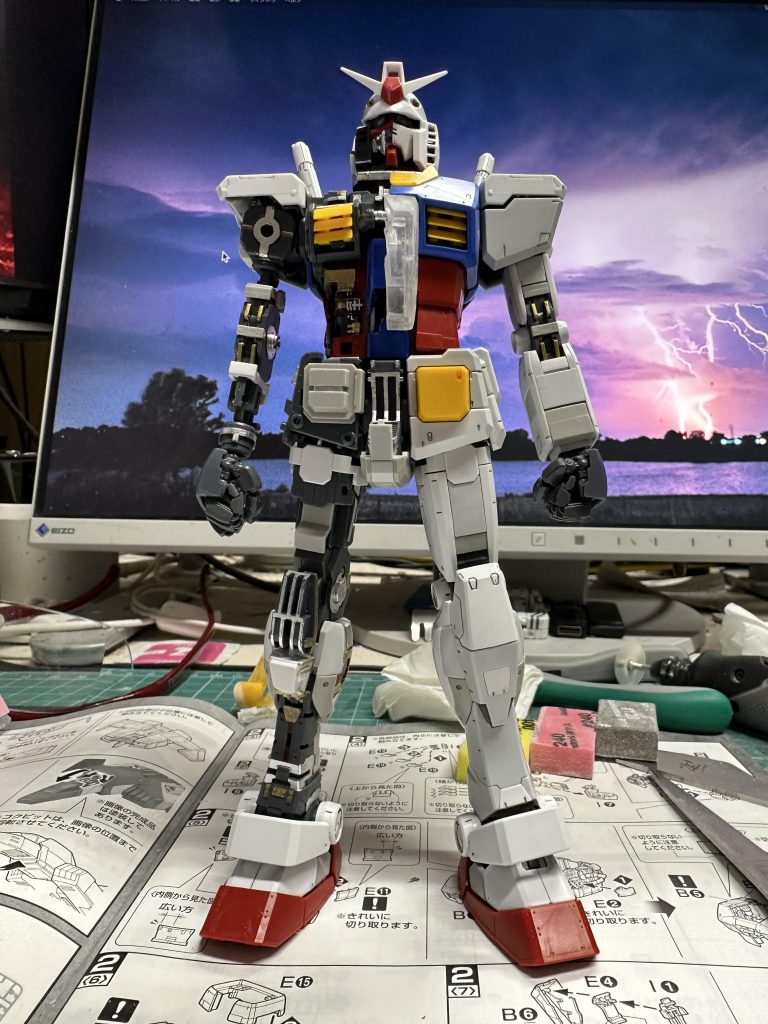 コクピットカバーはパーツが多いので組んだものをレジンで複製してカットしました。