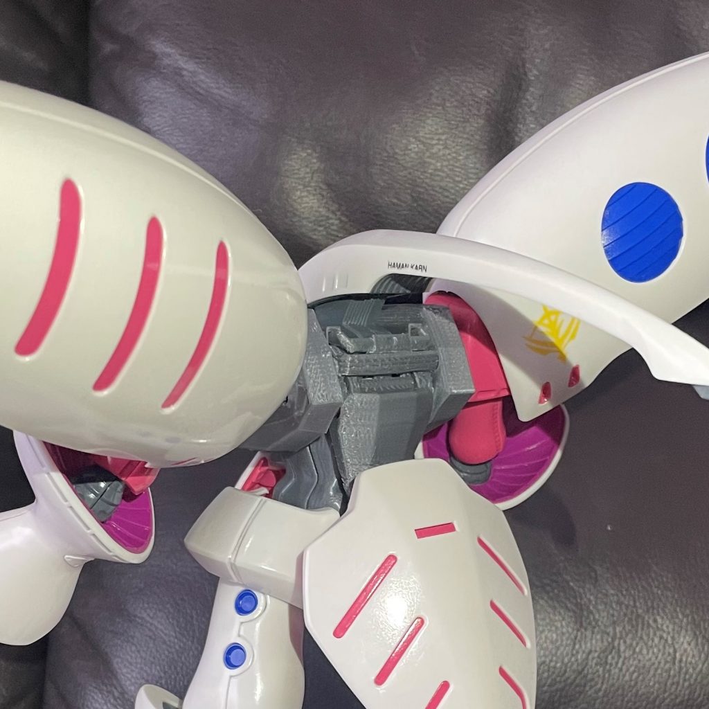 背中もパーツを新造追加してファンネルコンテナを下方に移動させてます。元キットの位置ではカメムシみたいな印象ですが、下方に移動することによりスカートっぽく見えるようにしました。色はホワイトにしましたが、パープルの方がしっくりきたかも。