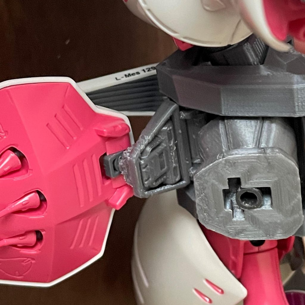 普通には見えませんが、裏側にメカのディテールを追加してます。