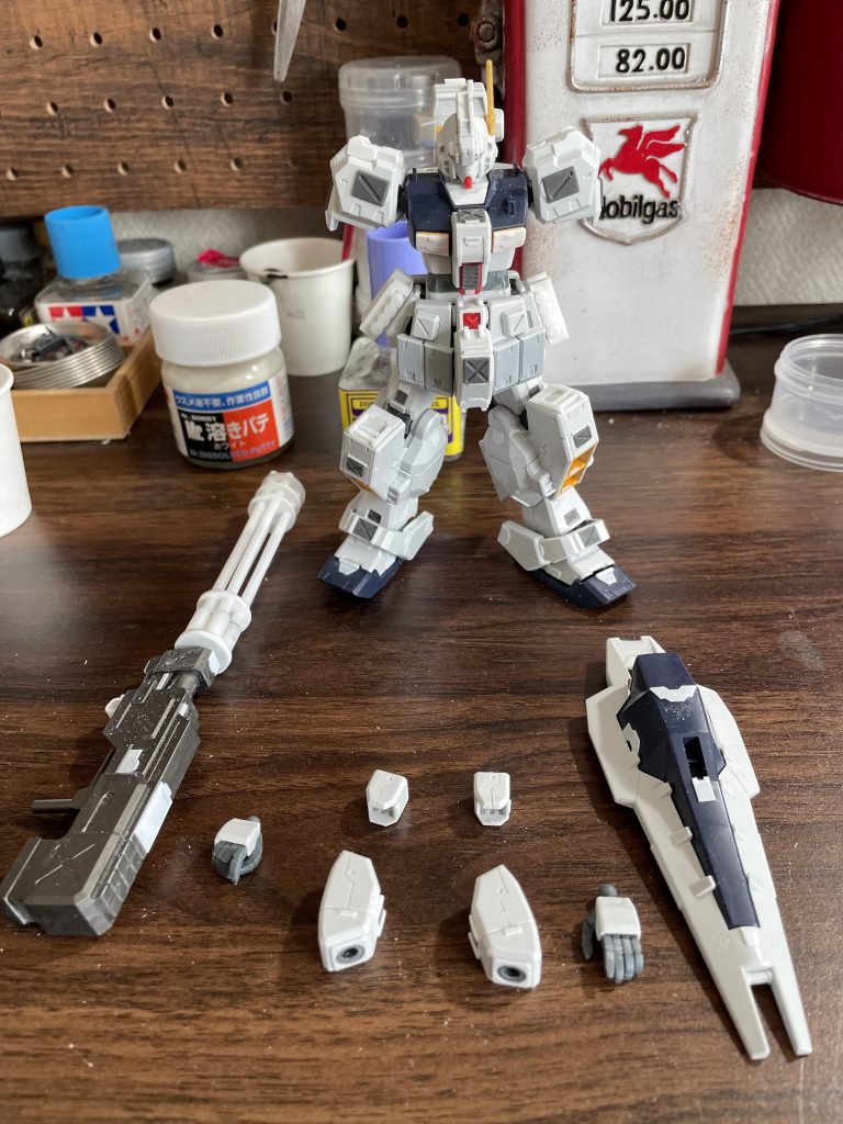 ジャンクの装甲パーツやプラ板でディティール追加しました。 スタイル改修として、腰で2mm、首で1mm程度延長しています。特に首は1mmだけでも顎がかなり引けるようになったので、凛々しさが倍増しました。