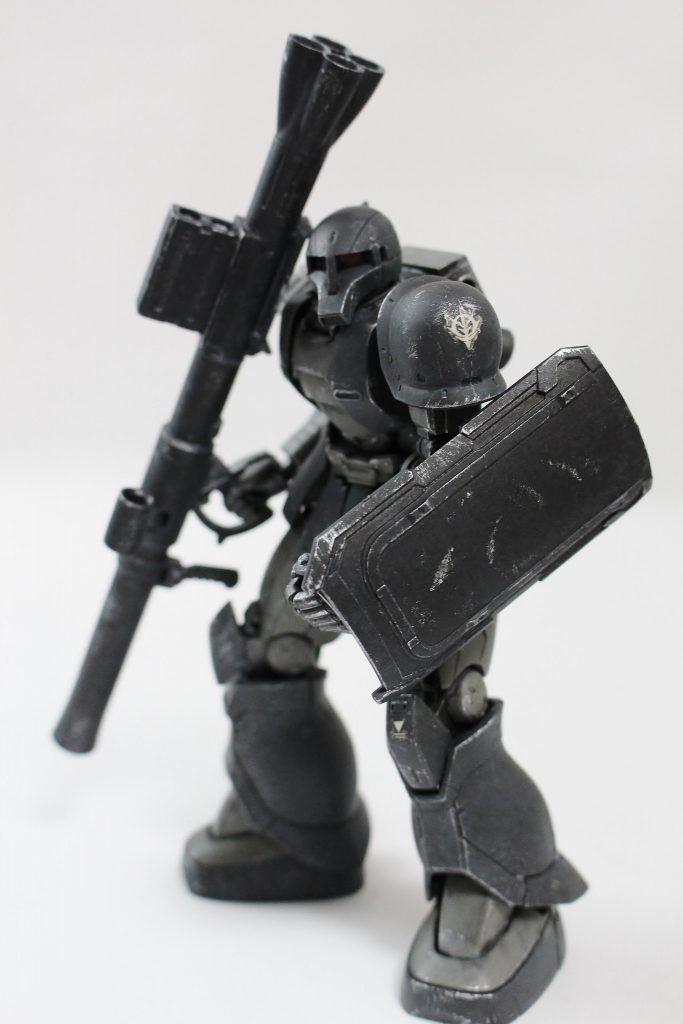 関節や武器などの部分塗装をしたあと、ウェザリングしています。宇宙っぽい汚れ方を調べたら、宇宙は静電気で埃が付きやすく、酸素がないので赤さびはないそうです。なるほどーというわけで、グランドブラウンとホワイトの二種のウォッシングで退色させました