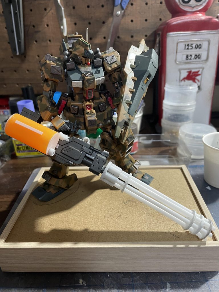 ガトリングはジャンクの銃(多分ダンボール戦記の)をベースに改造。弾倉は瞬着のケースですね。