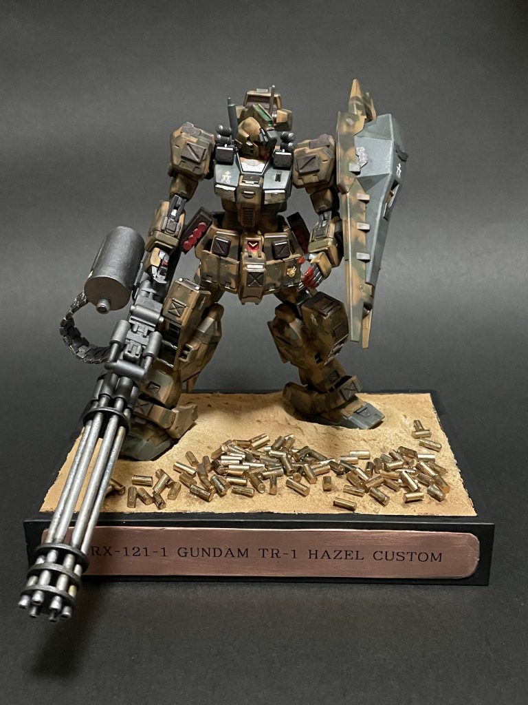 ベースはHGヘイズル改(白い奴)。実はあまりよく知らない機体なんですが、武骨なシルエットがカッコイイですね。