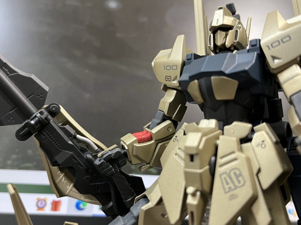 MSN-00100  100SHIKIエゥーゴがシャアに用意したカスタムタイプの攻撃型モビルスーツ。史上最高の天才技術者ナガノ博士の手による黄金の一品。ガンダム系のフレームを使用している。※小説より引用