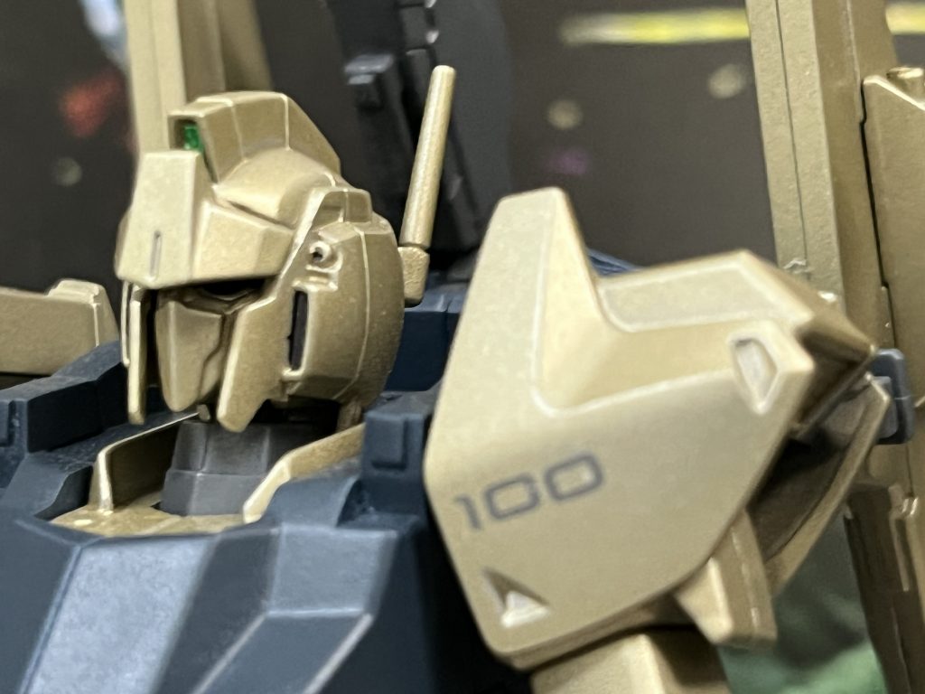 肩のマーキングは漢字の『百』から数字の『100』に。