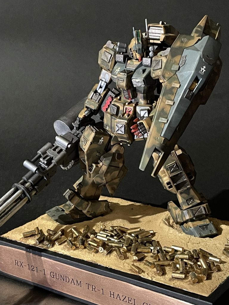 ヘイズルのクソデカシールド……重力下で持つにはオーバーウエイトな気がして持たせるかどうか悩みましたが、最終的にはあった方がカッコいいと思い持たせました。