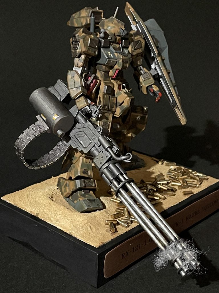 陸戦型という事で、EZ8を意識してのVツノを思い切って撤去。ガンダムの一番の特徴となる部分なので、どうなるかは賭けでした。