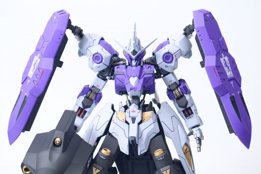 正面情報量を増やすため胸部を重点的にディテールアップし、うるさすぎない程度のデカールを貼ってます('ω')