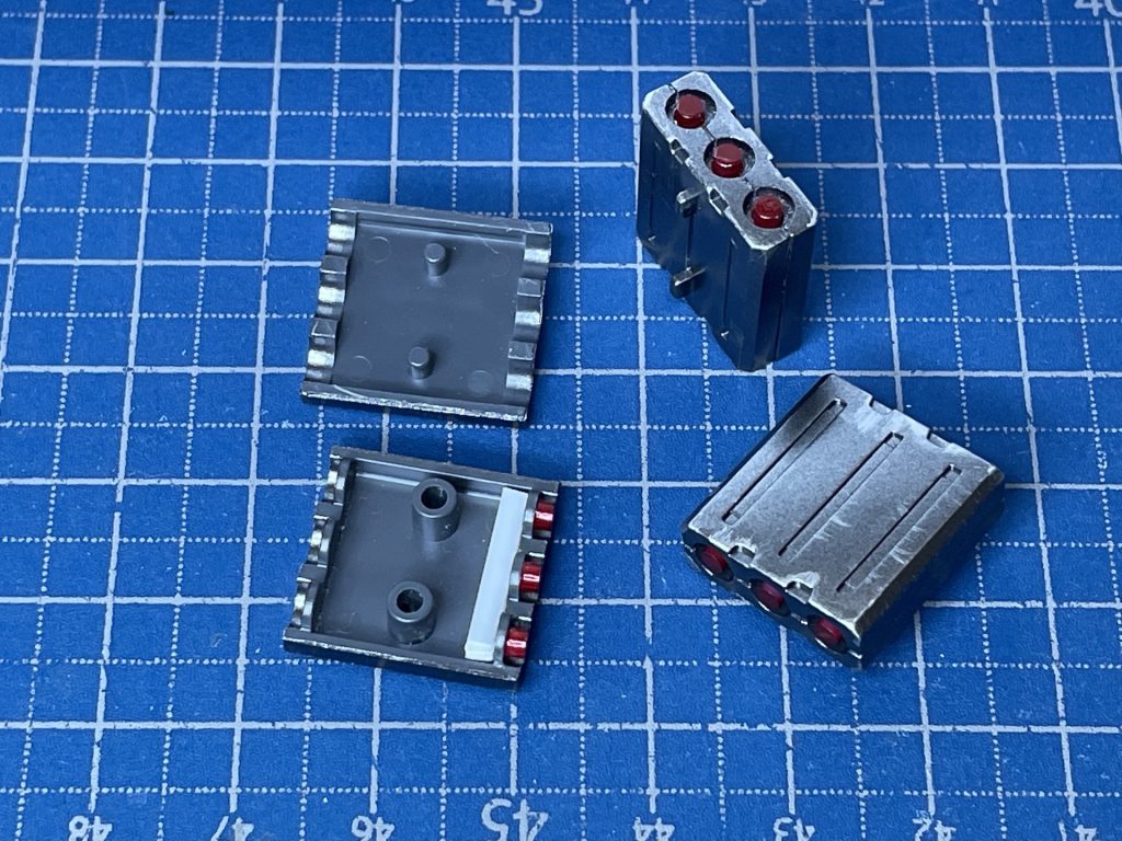 HGGO1/144 ザクⅡ C6(3)MS用バズーカA2の弾頭マガジンΦ2.5穴あけし、角プラ棒でストッパー裏打ち後、Φ2プラ棒差し込み、弾頭をデッチアップ