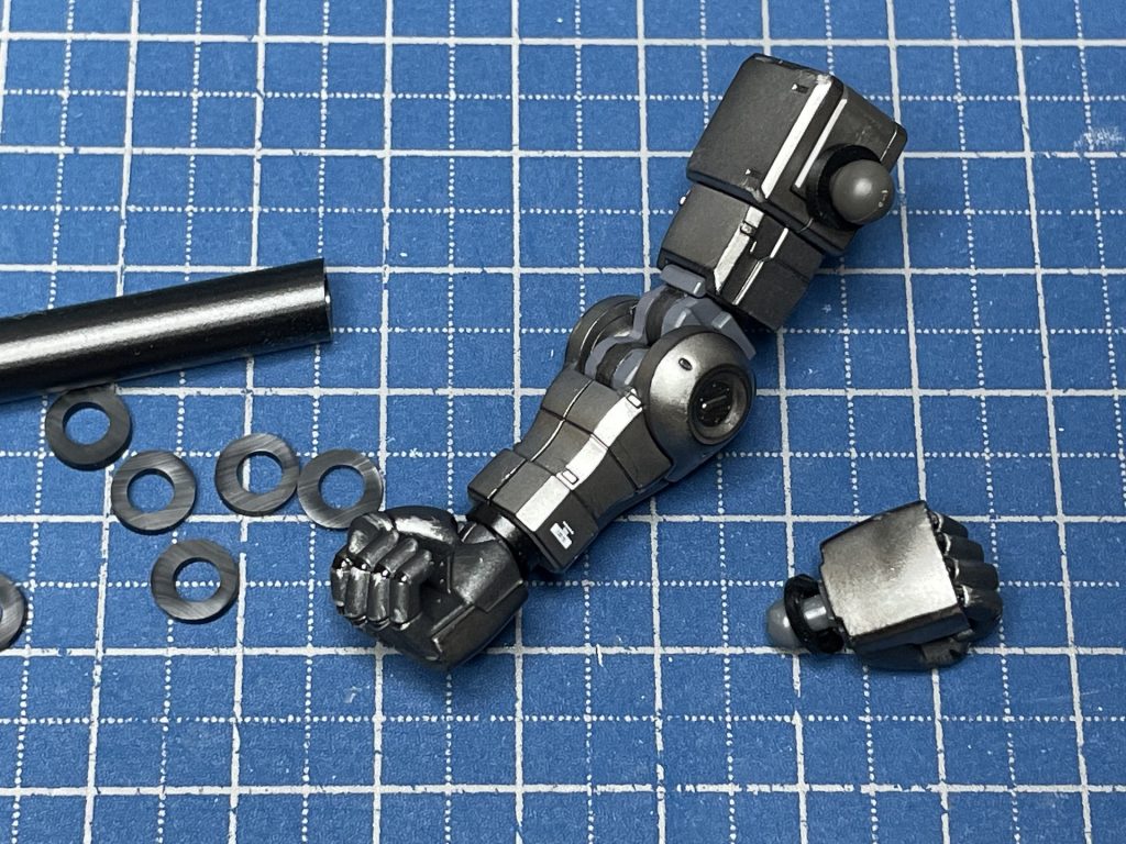 HGGO1/144 ザクⅡ C6(4)撮影の際目立つ、手首と脇の隙間を塩ビのリングはめるだけでソレなりに解消。材料は、デザインワイヤー自由自在φ6を、アルミ芯を抜いて約1mm厚で、輪切り。長期は、塩ビの可塑剤移行があるかもなので、撮影用ですね。