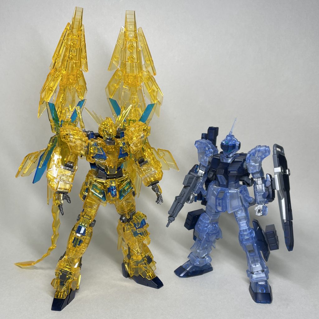 クリアのフェネクスと並べて(まえ)ツヤあり仕上げのフェネクスと並べてみました。 フェネクスは、サイコフレームやポリパーツの一部を ペインティングモデルの透明パーツやバンシィDの金色っぽいポリパーツに変更しています。