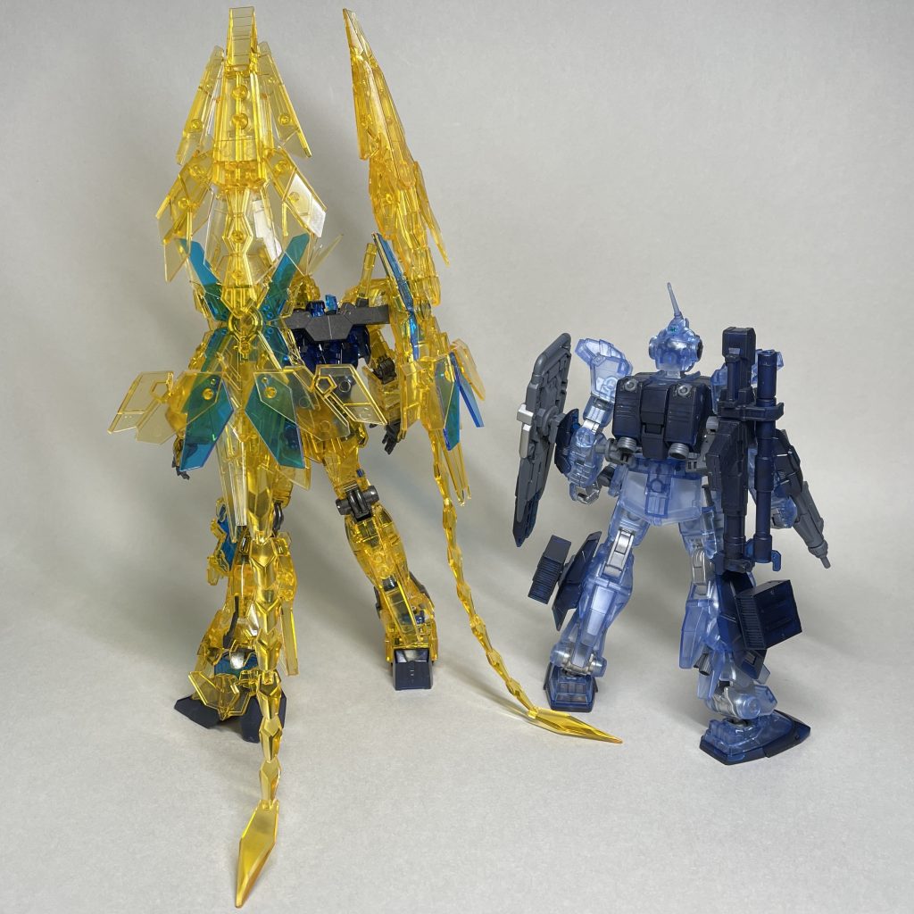 クリアのフェネクスと並べて(うしろ) どちらも、内部パーツの色や塗装した部分の影で暗くなる部分が出ないように気を遣いました。その点については、うまくいったと思います。