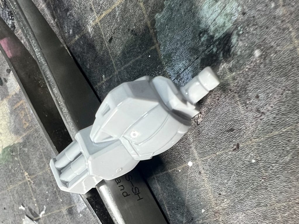 最後にテストピースですが、チタニウムの再現はこんな感じ。下地にガイアのプレミアムメッキシルバー、ボーンペイントのフィニッシュクリア(強化剤入り)でコート。そこに自作のチタニウム液(ガイアのEXホワイトとボーンペイントのフルグロスクリア。ガイアのプレミアムガラスパール)をブワーッと一気にウェット吹き。さらに仕上げにボーンペイントのフルグロスクリアでコート。こんな感じになります。下地の金属感とエッジに残るシルバーがチタニウムフィニッシュっぽいかと思います。…自分的にはもう完全再現。もうチタニウムフィニッシュは買いませんw