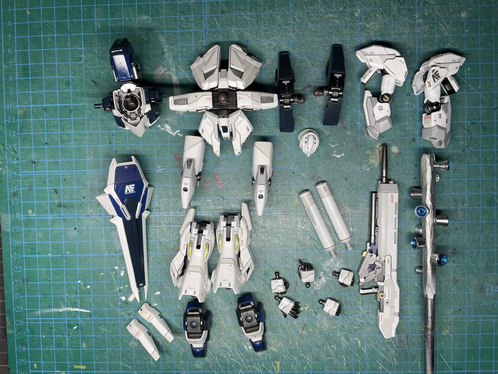 組立前最終工程。早く組み立てたい速る気持ちを抑えて撮影。