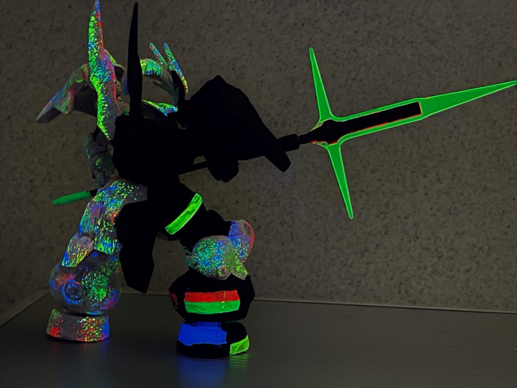 (　。￣v￣。)ﾉ 構えてのバックショット（通常ライティングとブラックライト）です。