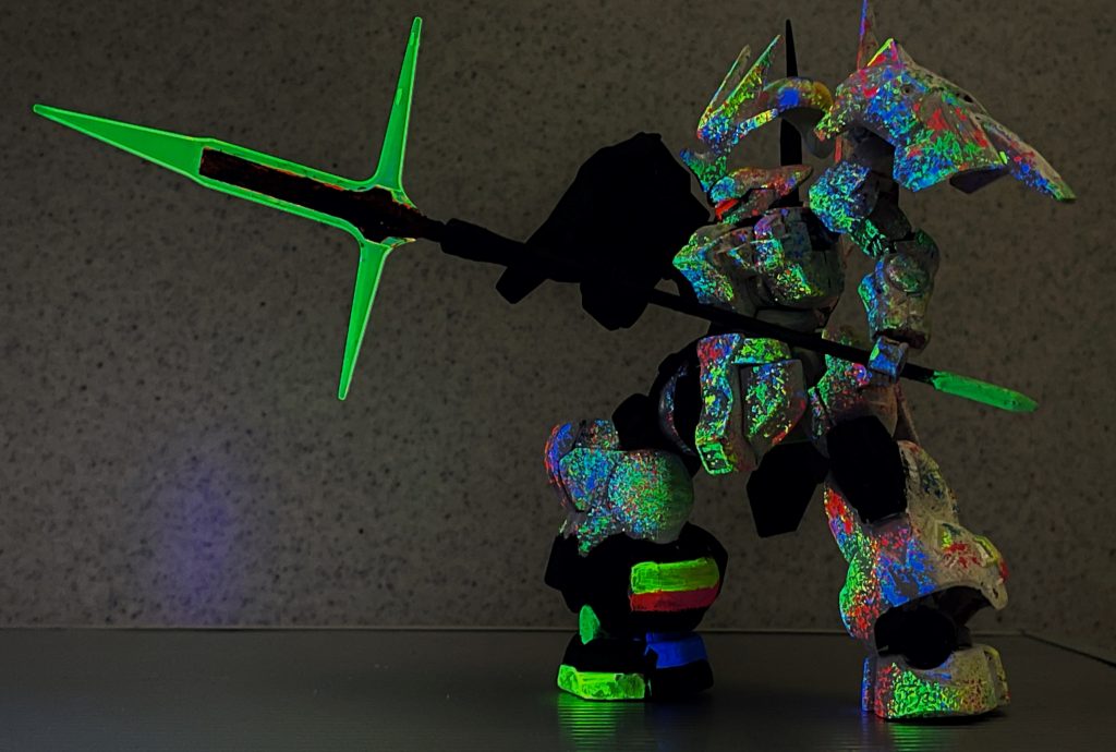 (　。￣v￣。)ﾉ こちらがブラックライトによるライティングです。黒の部分が完全に闇に溶け込み、蛍光色が光ることで、それぞれの形状が極めて分かりづらくなっているのがお分かりかと思います。