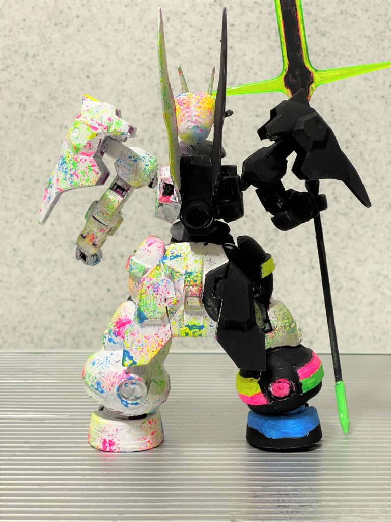 (　。・v・。)ﾉ ほぼ完全に光を吸収する「黒色無双」と、ブラックライトで光る蛍光色のアクリル絵具の組み合わせです。カラフルな模様はラップ塗装とスポンジチッピングの組み合わせです。