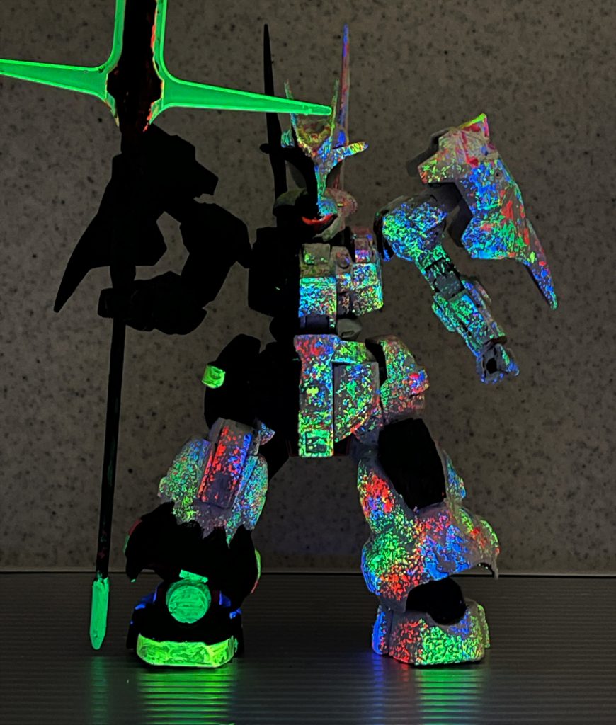 (　。・v・。)ﾉ ブラックライトによるライティングでの正面