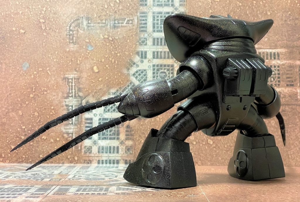 「攻勢迷彩」とは、通常の「迷彩」技術を応用し、敵MSの視覚系統に作用させ、データ処理の遅延、センサ類へのダメージを誘発させるものである。