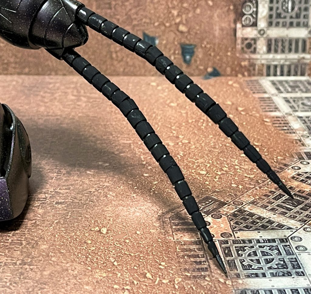 中でも特に有用とされたのが、「明度の極端な差」を利用したものである。このアッグガイの場合、ヒートロッドが電磁鞭へと置き換えられ、その素材は光を99.9%以上吸収する特殊塗料でコーティングされている。(注:実際に「黒色無双」を使いました)そのため、この電磁鞭は、その形状がほとんど把握できず、暗所においては完全に闇に溶け込み、光学系センサーでは探知できなくなってしまう。