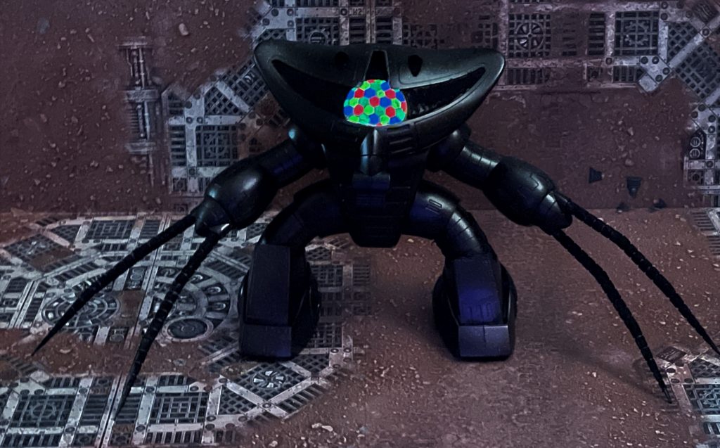 特に複眼で知られるセンサーは、蛍光素材で作られており、暗所でもかなり目立つよう意図的に設計されている。これら過度な明暗二つの要素が同時にMSのセンサ系統に作用した場合、かなりの高負荷となり、前述した画像処理遅延、センサ類への物理的ダメージなどが誘発されるのである。