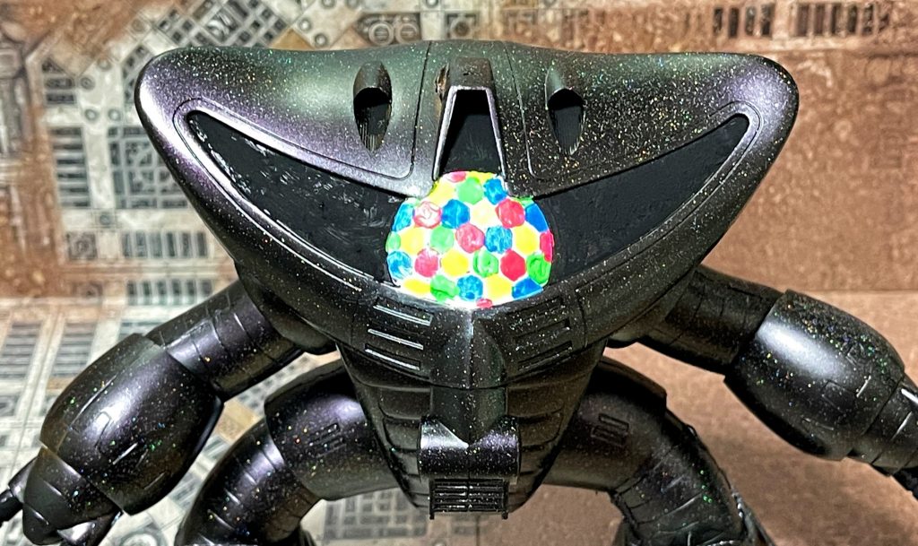 逆にボディーや関節部などには、偏光塗料や反射粒子が使われ、乱反射などを利用した過度に明るい状況を作り出す。(実際にタミヤの偏光塗料スプレーとラメフレークスプレーを使っています)