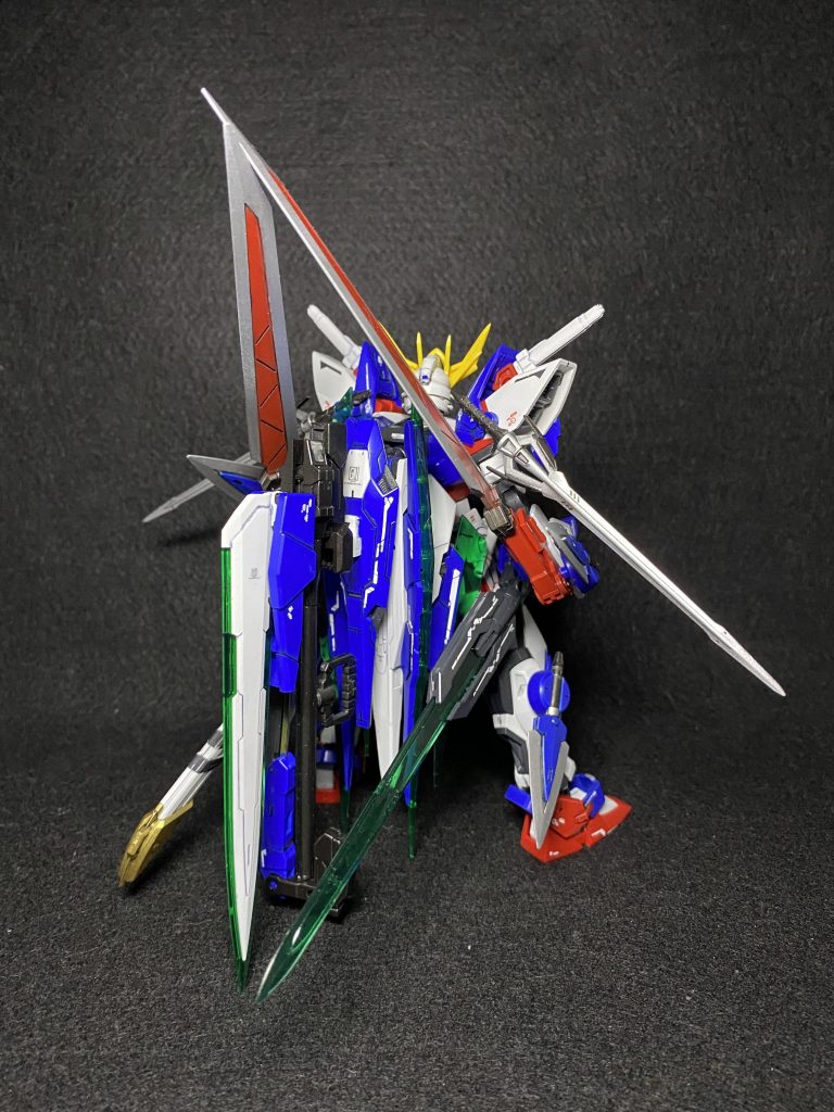 バックショット。使用したガンプラは主に素組みのままで家に置いていたRGのクアンタにダブルオーライザー,エクシアにアストレイの赤枠と天ミナ,それと以前買ったはいいものの使っていなかったMSソードのものを使っています。