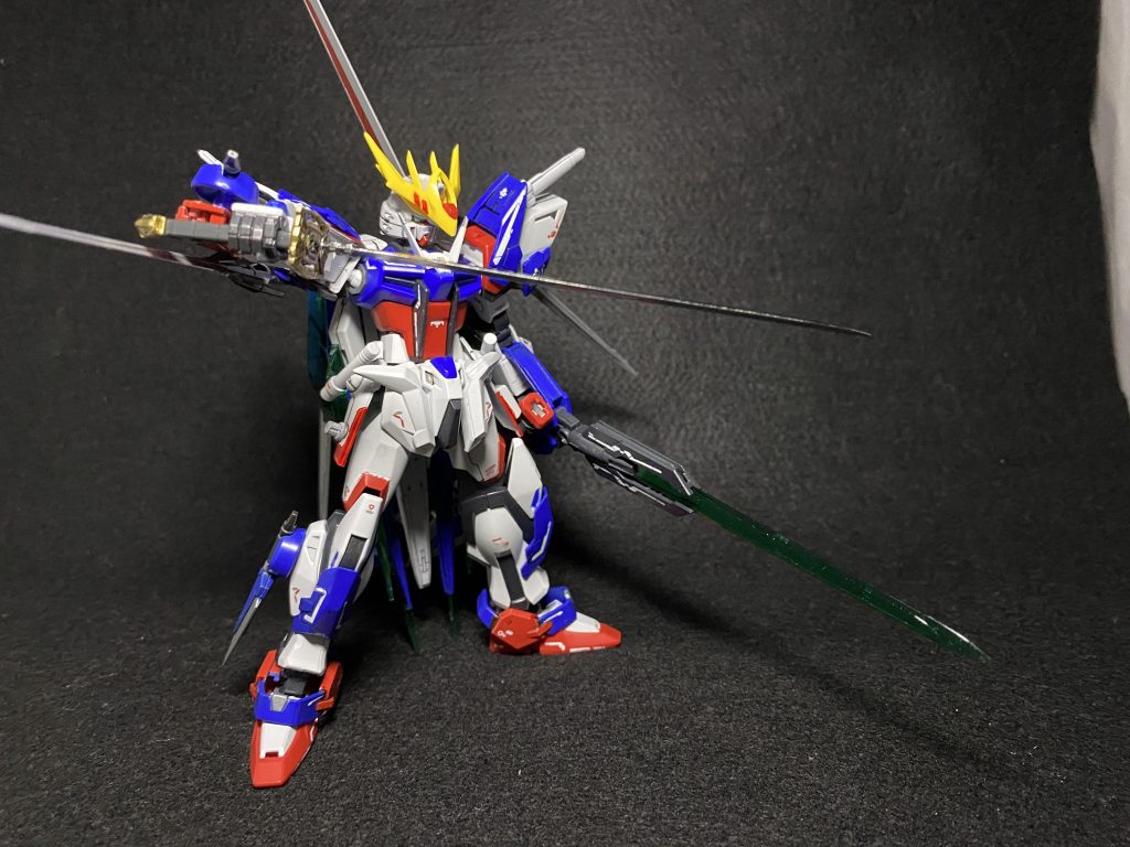 ここからは武器をアクションポーズと合わせて武器紹介。まずは腰に差していたガーベラストレートとGNソードⅤ。ビルドストライクの武器持ち手ではガーベラストレートが持てなかったので,RG赤枠のものを流用しています。