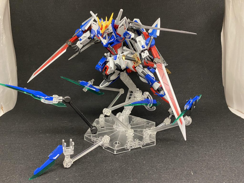 続いてGNソードビット×6と腕部大型ソード×2。写真の平手はRGエクシアとRG天ミナから流用しています。もとのキットの可動が優秀なので,ポーズが色々決まって楽しいです。