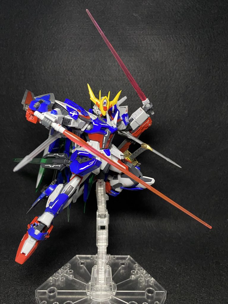 腰部ビームサーベル×2と肩部ビームサーベル×2。腰のビームサーベルはビルドストライクの物をそのまま使用。肩の物はRG赤枠のものを使用しています。