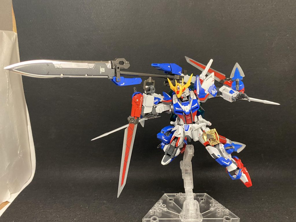 どちらのGNソードもそもそも滅茶苦茶でかいので,伸ばすと本体の2倍くらいの長さになります。簡単に作った物ですが,剣だらけの機体の最後の剣としてなかなかはったりのきいたいい物になったかなと思います。