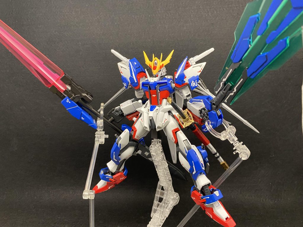 そして,クアンタのGNソードビット格納部分にはGNドライブが積んであるのでトランザムが可能。最終兵器としてデュアルライザーソードとGNバスターソードが装備できます。