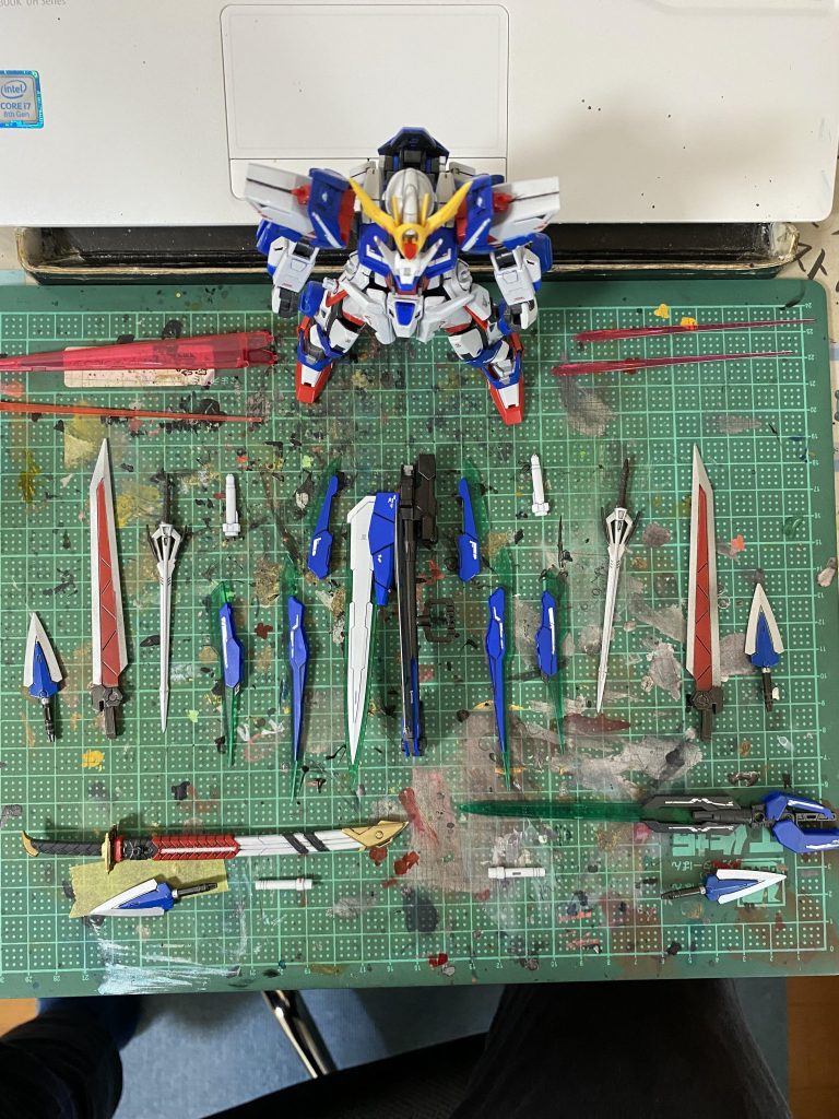 全ての剣を並べてパシャリ。ここまで見ていただきありがとうござました。今回久しぶりに背景もなにも考えずにただただ好き勝手にパーツを盛っていったのですが,それにしては結構まとまった物ができたのではないかなと思います。正直剣を21本装備ってあほか?と作り終えてふと冷静になったのですが,まあかっこいいのでいいでしょう。次は以前のガンタンクに続いてガンキャノンを制作していこうと思っています。よければそちらも見ていただけると幸いです。