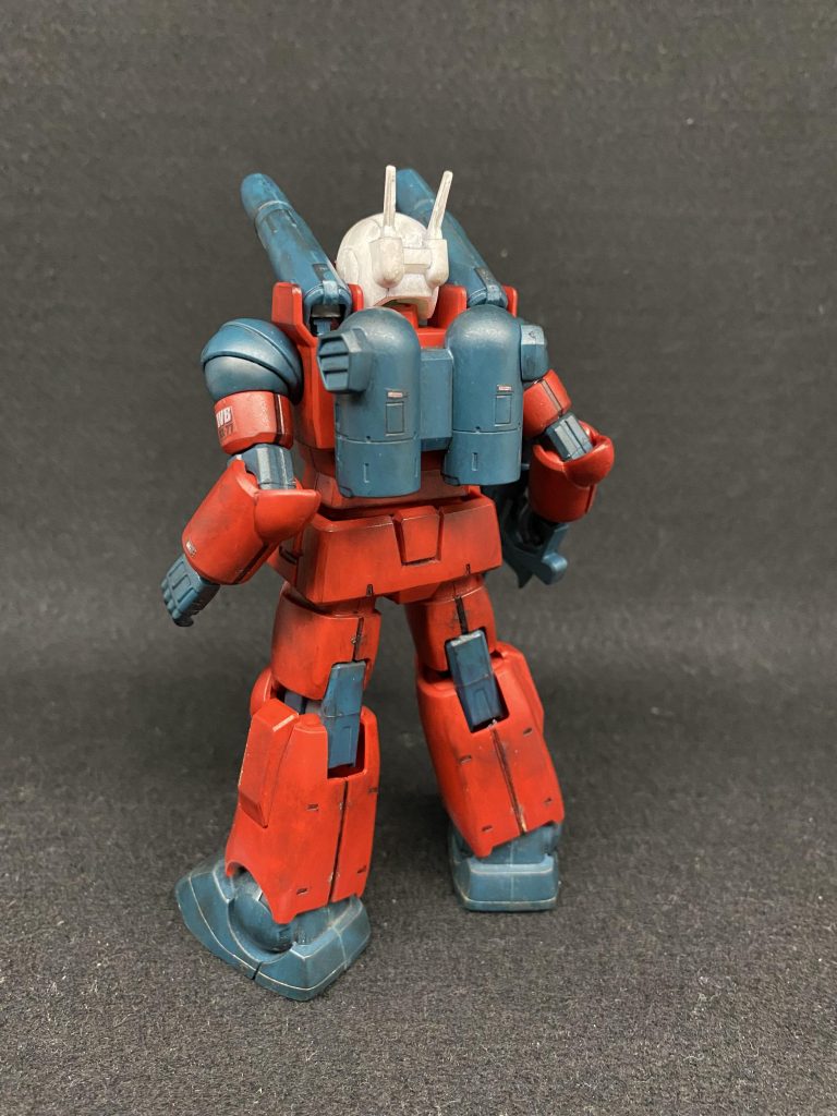 後ろ。前回のガンタンクと同じく,V作戦セットのキットは成形色が通常と違うそうなので成形色仕上げに。今気づきましたが足首の合わせ目消しをした跡ががっつり残ってるのは反省点(肉眼だとあんまはっきりしてなかった。照明の影響?)。