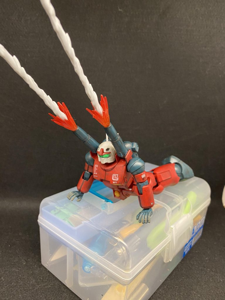 最後におなじみのポーズ。地べただとうまく撮れなかったので道具箱の上で。このポーズ用の手首がついてくるのはうれしいですね。ここまでご覧いただきありがとうございました。昔のキットなので可動は狭いもののプロポーションは最高なので,関節を移植したりして可動を広げる改造とかやってみたらさらに良くなったかもですね。次はいよいよガンダムにとりかかりますのでよろしければお楽しみに。それではありがとうございました。