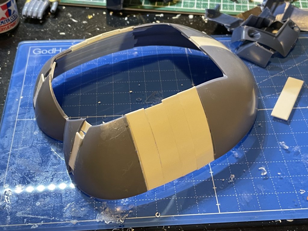 スカートを大きくしようと思って,5カ所で切断し,間はプラバンとエポパテで整えました.ここが一番大変だったところ.