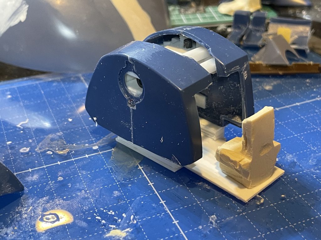 胴体内にガンナー用の操縦席を設置.座面はプラバンでスライドします.胴体は1cmくらい幅詰めしました.