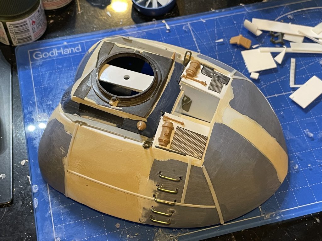 ターレットは1/72フジミ10式戦車の余り.他は真鍮線ではしご作ったり,適当なエッチングパーツで編み目作ったり,適当なスケールモデルのパーツでディテールアップ.